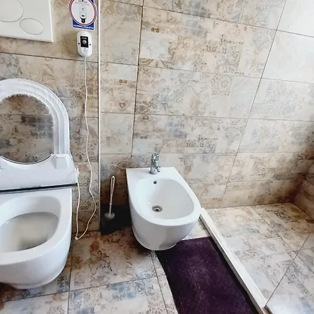 Bela Гостевой дом Тирана